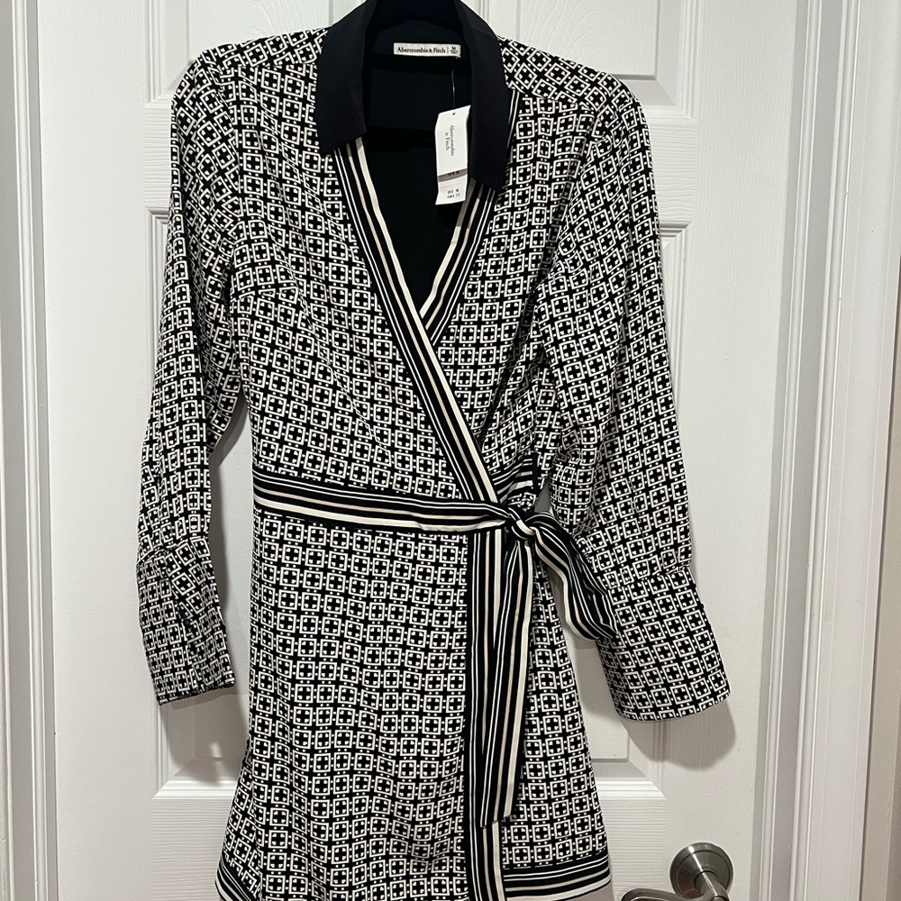Abercrombie & Fitch Black and Cream Geometric Blazer